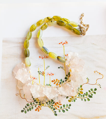 שרשרת פרחים רומנטית בורוד ירוק