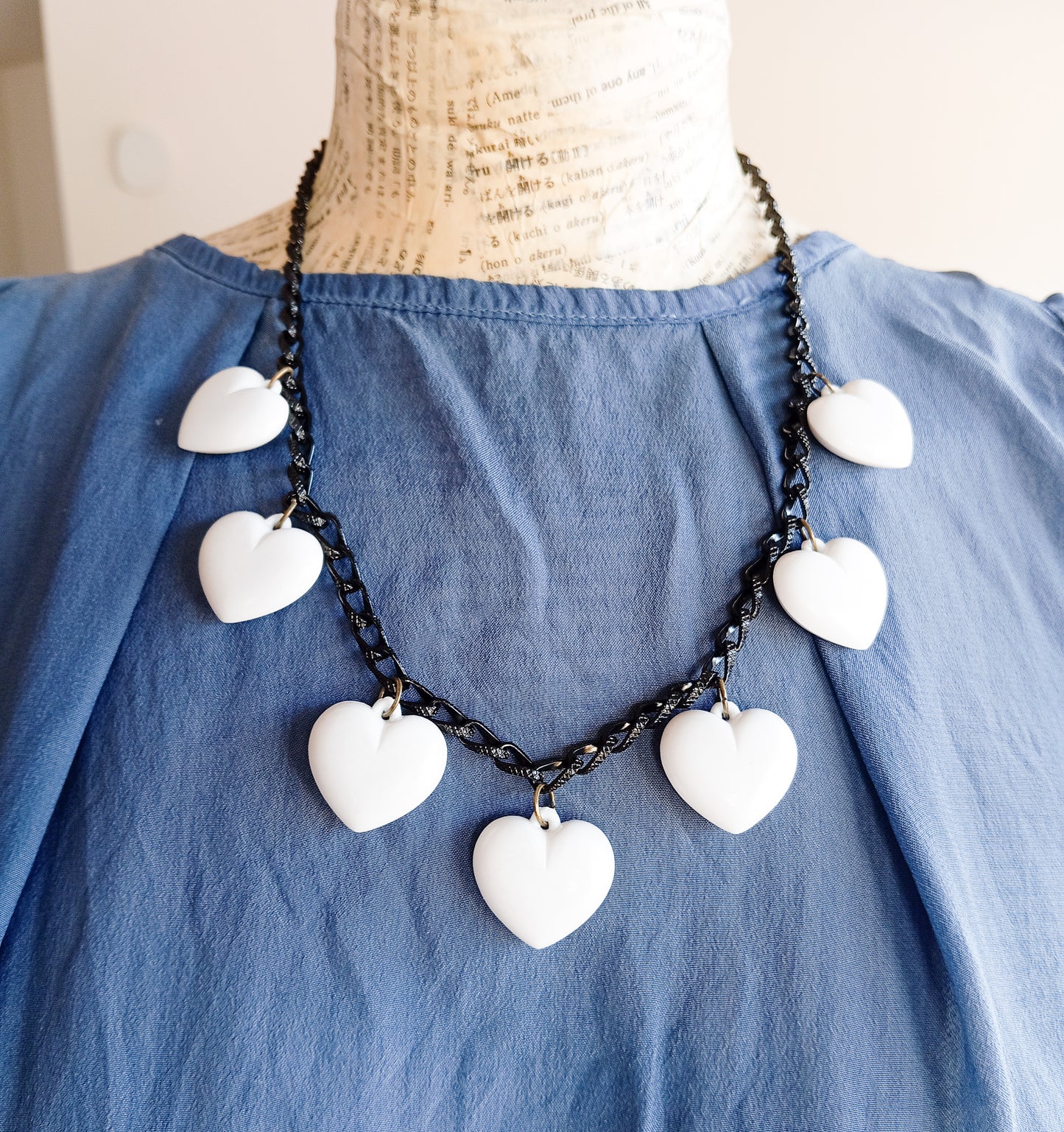 שרשרת חוליות שחורה עם תליוני לב לבנים