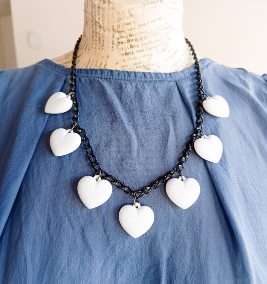 שרשרת חוליות שחורה עם תליוני לב לבנים