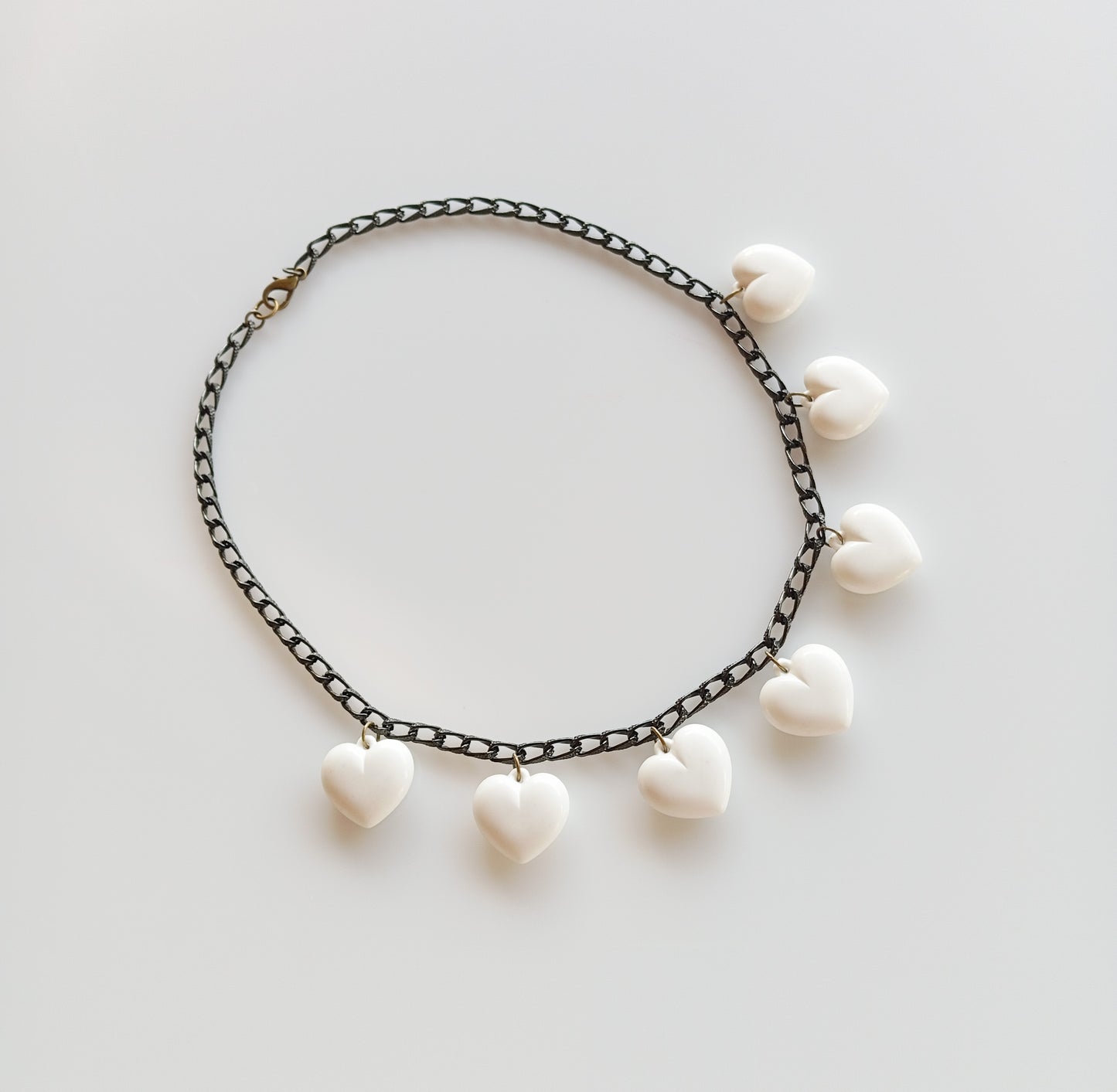 שרשרת חוליות שחורה עם תליוני לב לבנים