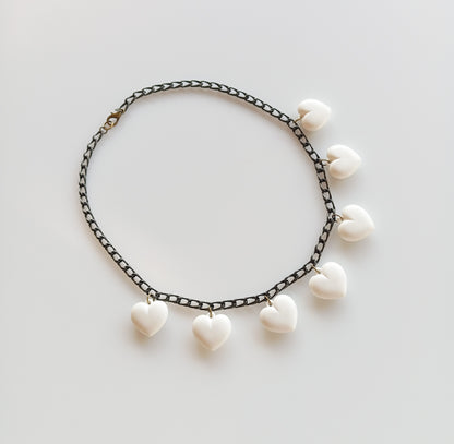 שרשרת חוליות שחורה עם תליוני לב לבנים