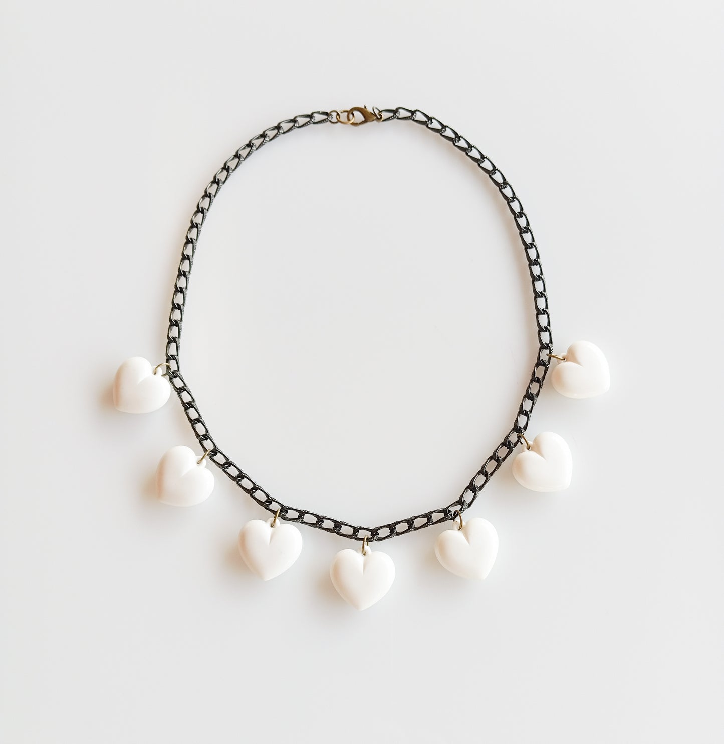 שרשרת חוליות שחורה עם תליוני לב לבנים