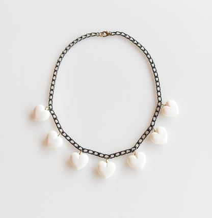 שרשרת חוליות שחורה עם תליוני לב לבנים