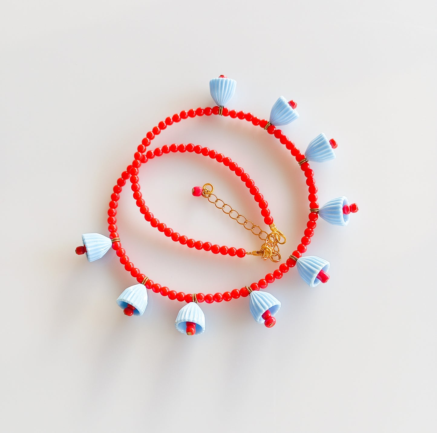 שרשרת פעמוניות באדום תכלת