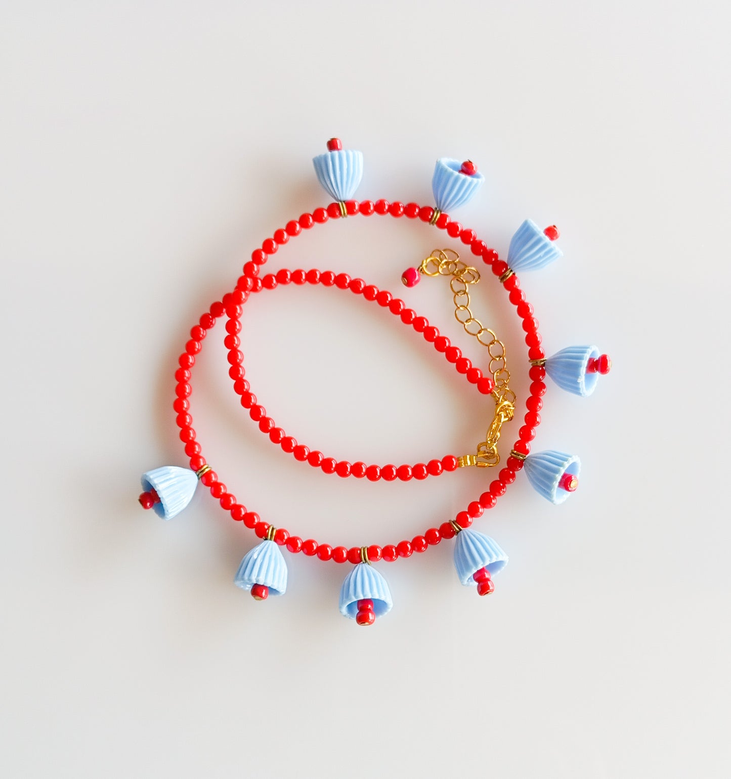 שרשרת פעמוניות באדום תכלת