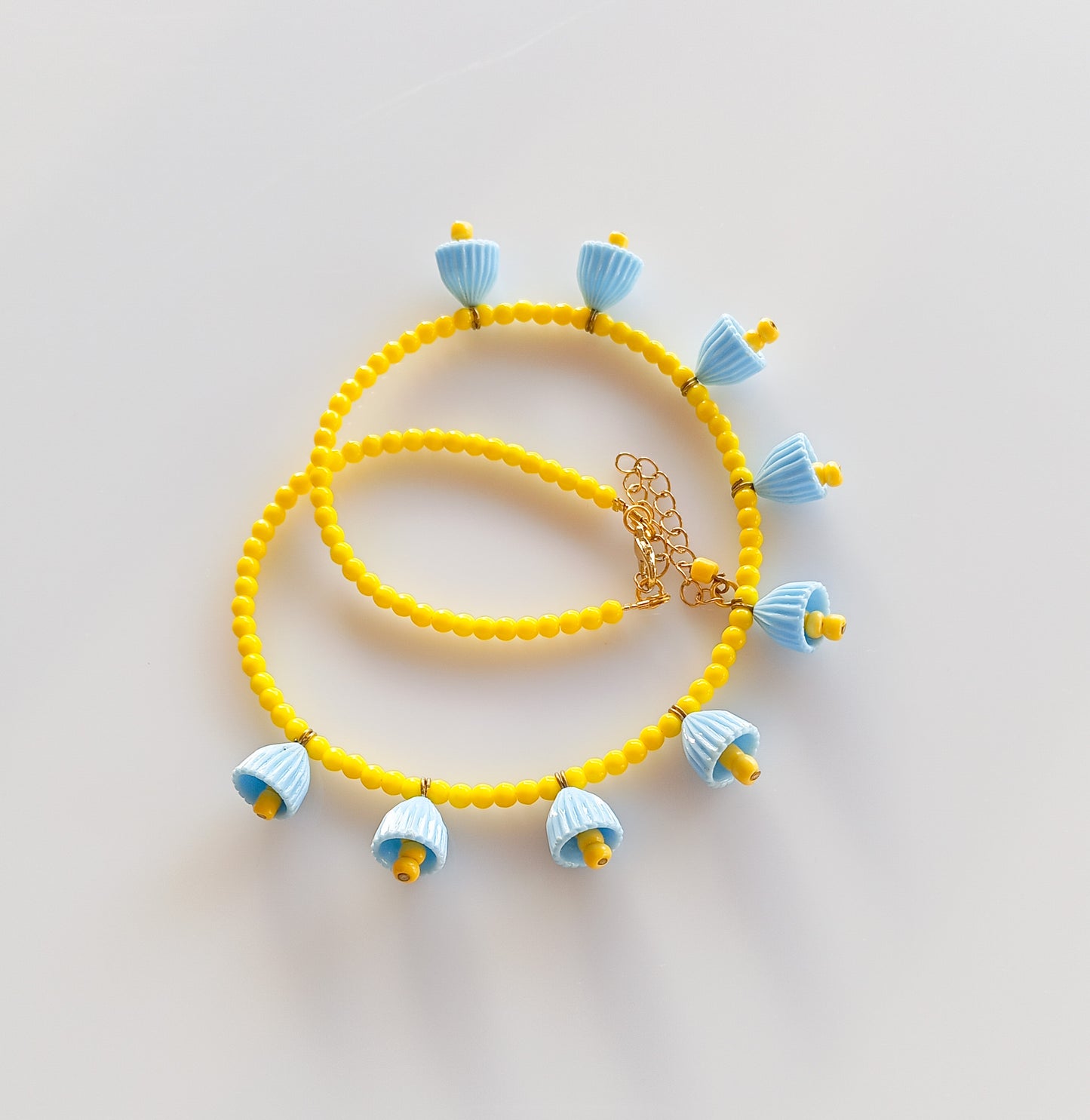 שרשרת פעמוניות בצהוב תכלת