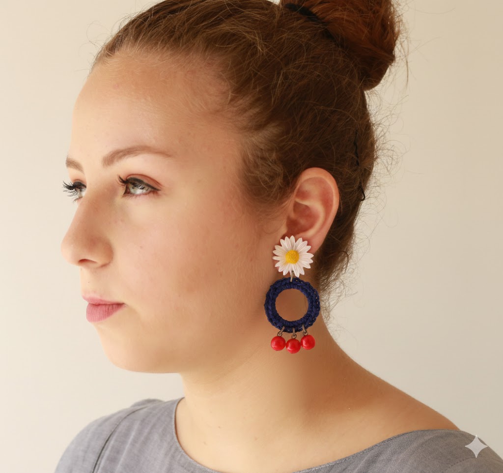 עגילי FLOWER POWER בכחול אדום לבן