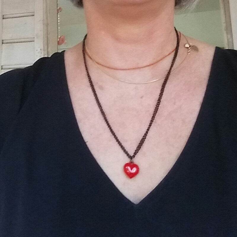 לב אדום בגודל קטן על שרשרת דקה בציפוי שחור