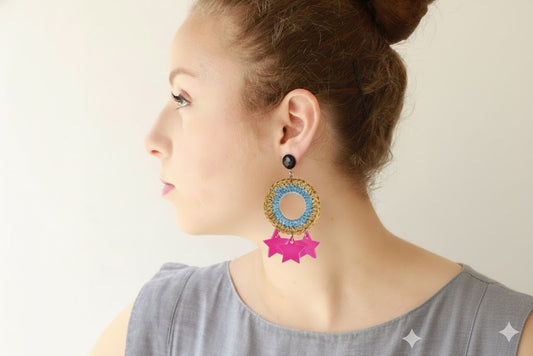 עגילים תלויים עם חישוק תכלת טבעי, ושלושה כוכבי פוקסיה