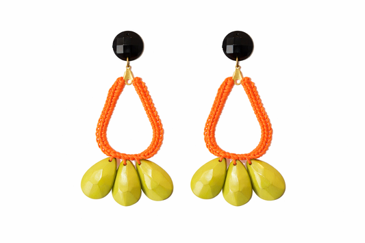 עגילים גדולים עם חישוק טיפה בכתום ושלושה תליונים בירוק