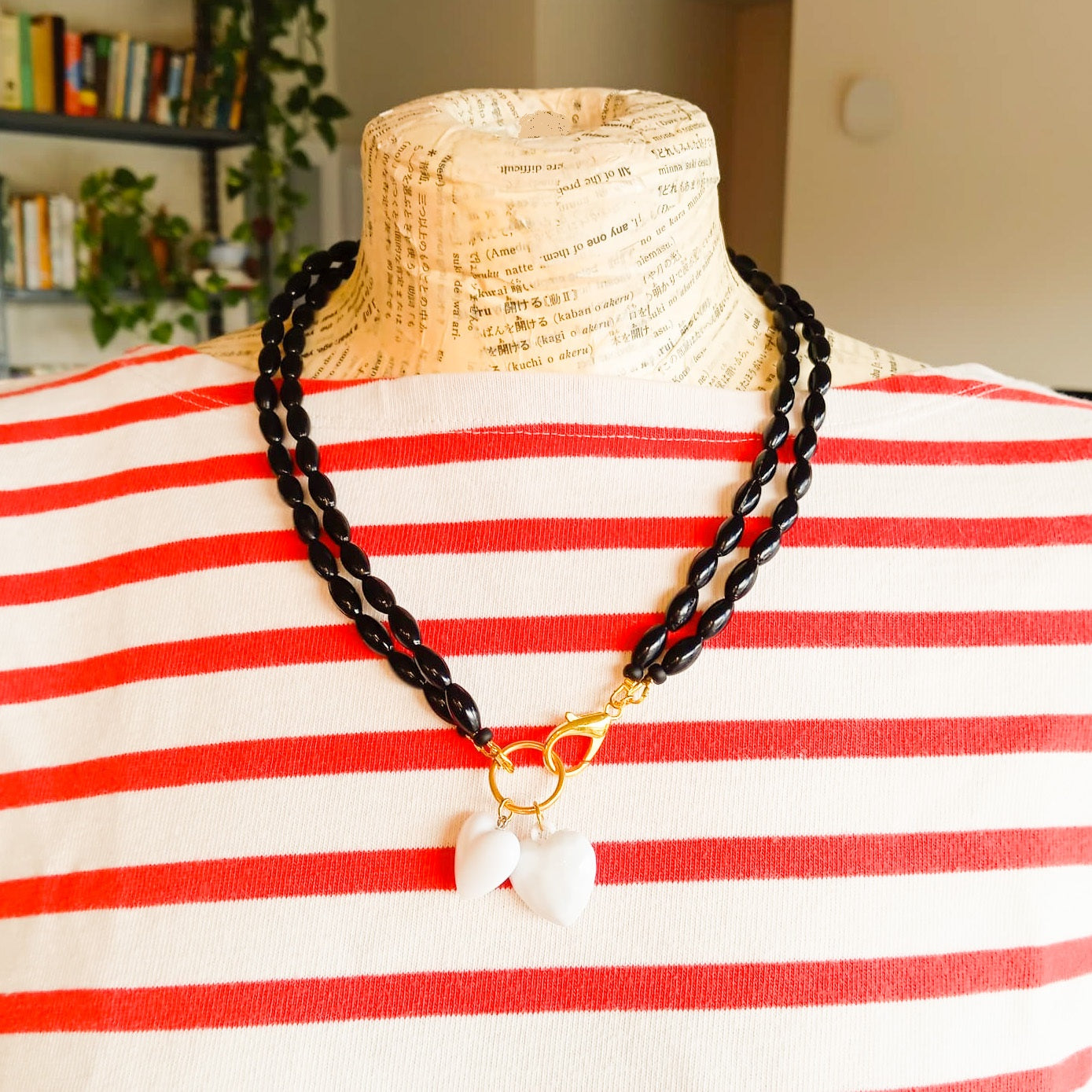 שרשרת  כפולה של חרוזים שחורים עם שני לבבות