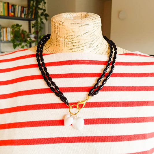 שרשרת  כפולה של חרוזים שחורים עם שני לבבות