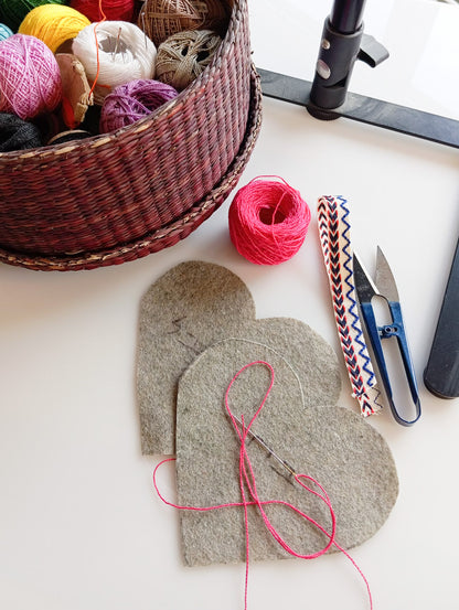 ערכת DIY לתפירת ורקמת לב טכסטיל