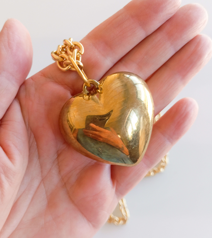 לב זהוב גדול על שרשרת ארוכה מוזהבת עם סוגר טוגל