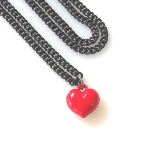 לב אדום בגודל קטן על שרשרת דקה בציפוי שחור