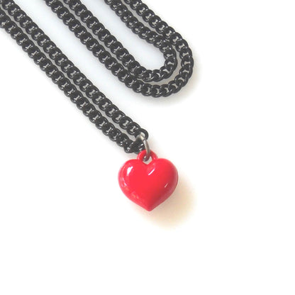 לב אדום בגודל בינוני על שרשרת דקה מושחרת