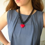 לב אדום גדול על שרשרת גורמט עבה בציפוי שחור