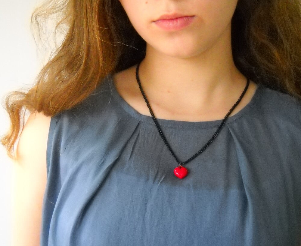 לב אדום בגודל בינוני על שרשרת דקה מושחרת