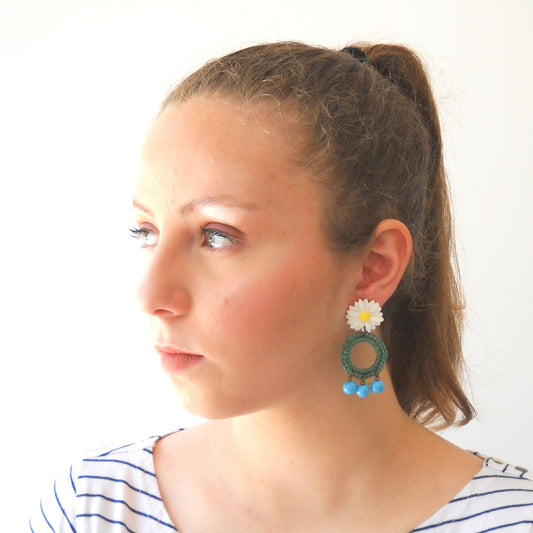 עגילי FLOWER POWER חרצית לבנה, ירוק ותכלת