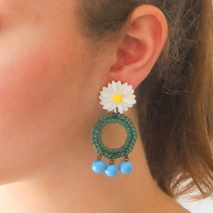 עגילי FLOWER POWER חרצית לבנה, ירוק ותכלת