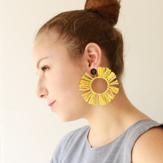 עגיל חישוק גדול מסדרת ראפייה - בצהוב