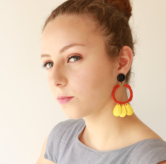 עגילים גדולים עם חישוק אדום ושלושה תליונים בצהוב