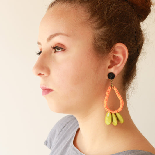 עגילים גדולים עם חישוק טיפה בכתום ושלושה תליונים בירוק