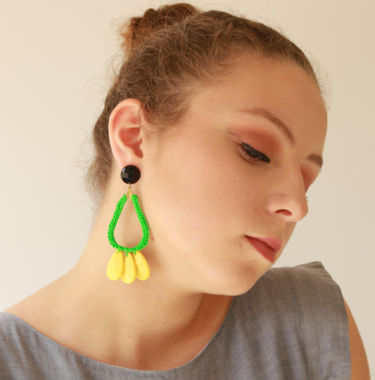 עגילים גדולים עם חישוק טיפה בירוק ושלושה תליונים בצהוב