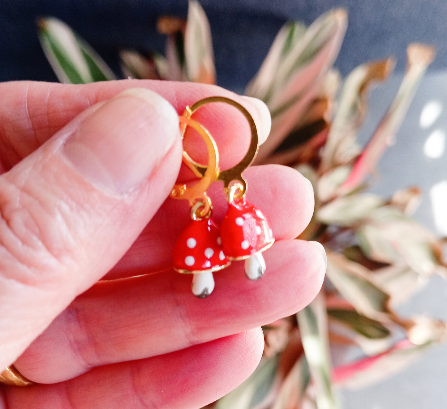 עגילי חישוק קטנים עם תליון פטריה