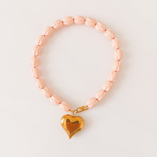 שרשרת חרוזים וורודים עם תליון לב זהב
