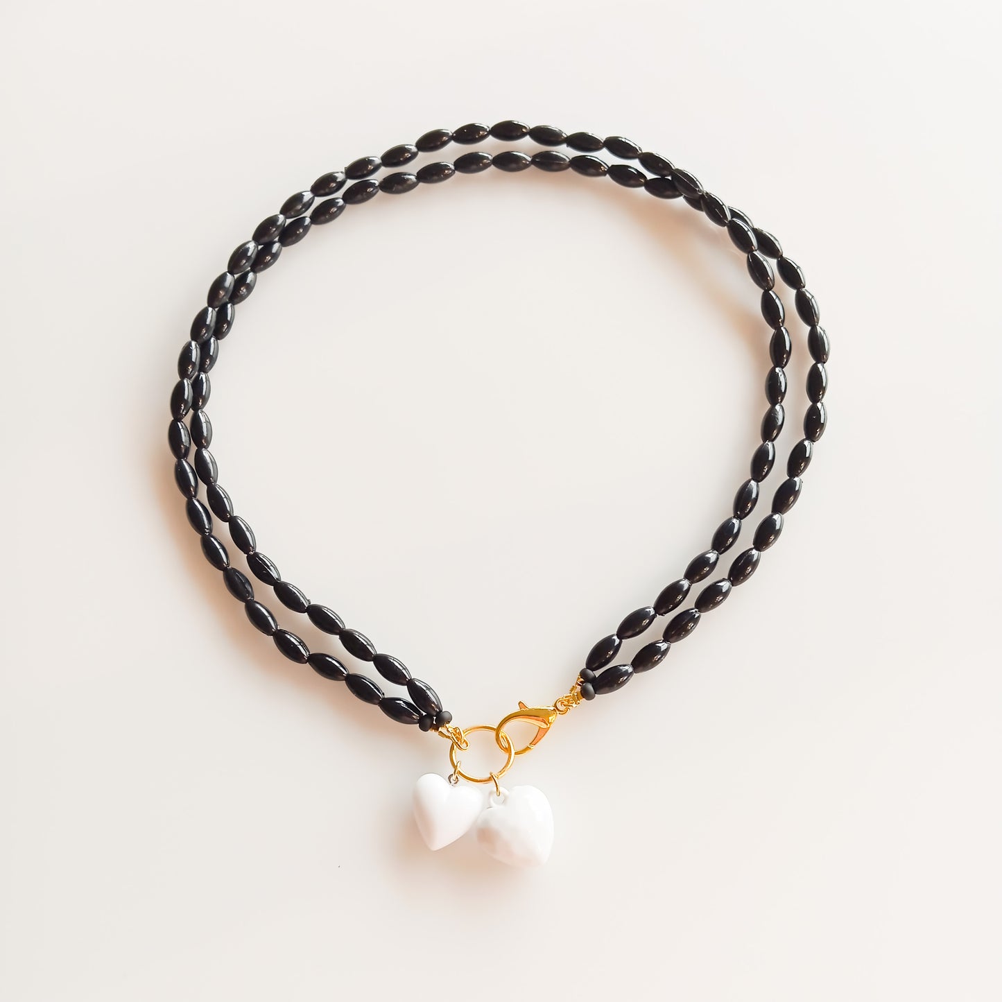 שרשרת  כפולה של חרוזים שחורים עם שני לבבות