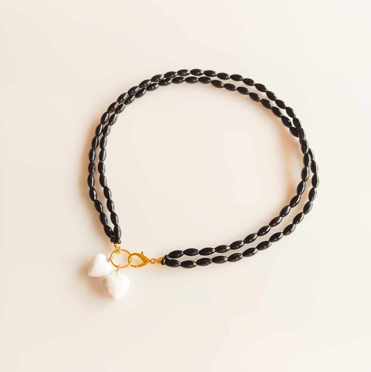 שרשרת  כפולה של חרוזים שחורים עם שני לבבות