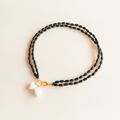 שרשרת  כפולה של חרוזים שחורים עם שני לבבות