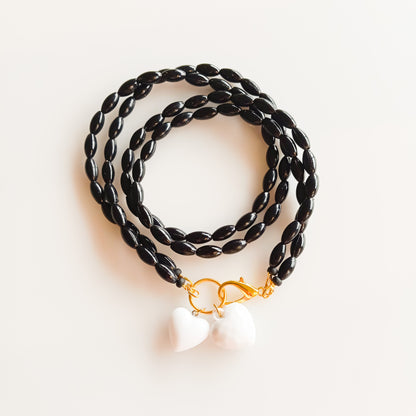 שרשרת  כפולה של חרוזים שחורים עם שני לבבות