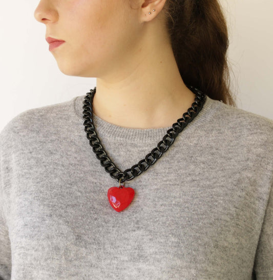 לב אדום גדול על שרשרת גורמט עבה בציפוי שחור