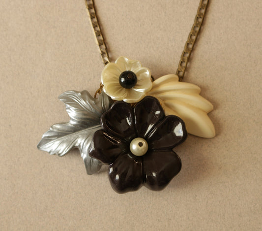 שרשרת פרחים בשחור לבן