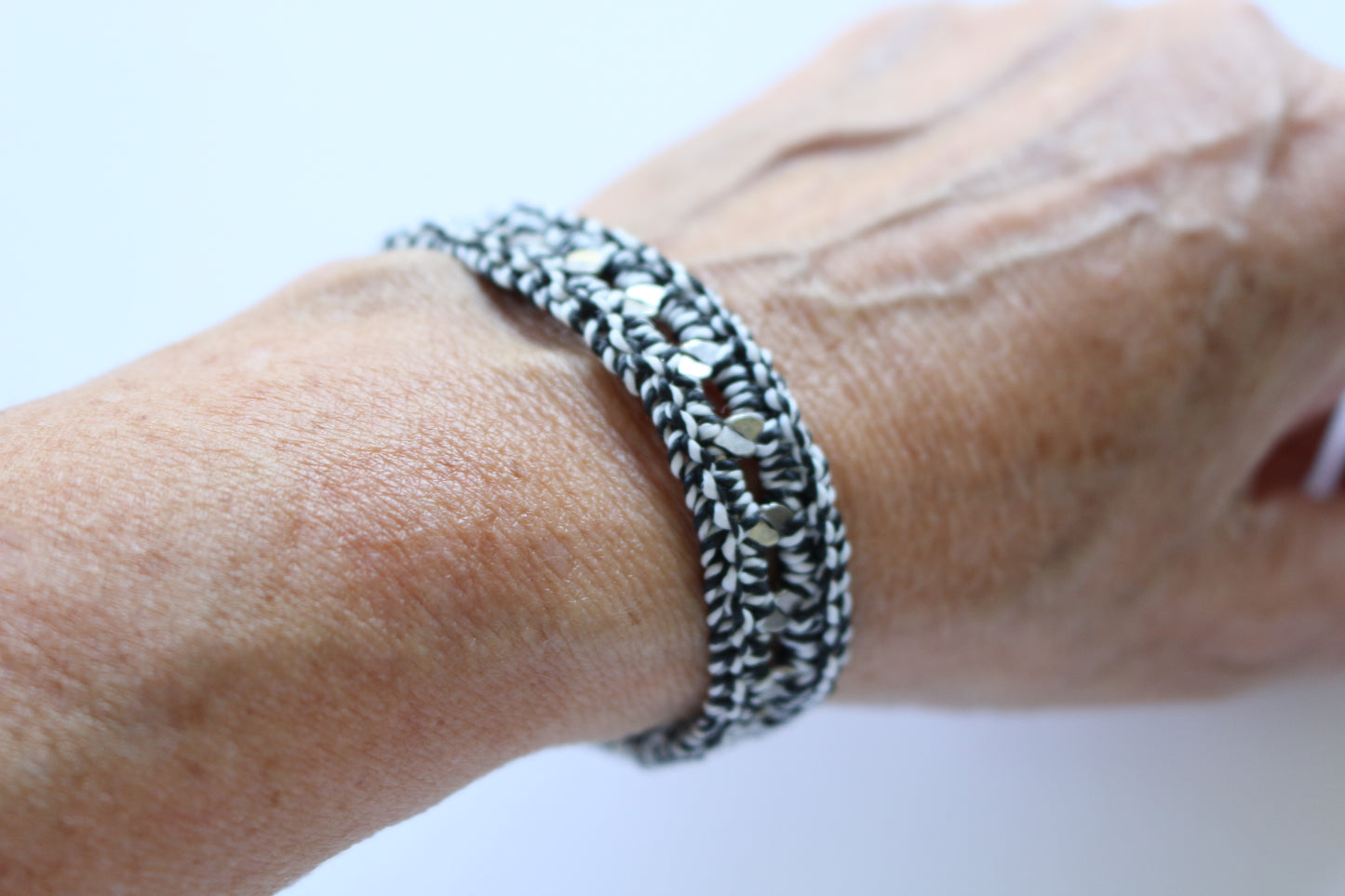 צמיד יוניסקס קלוע על שרשרת מתכת