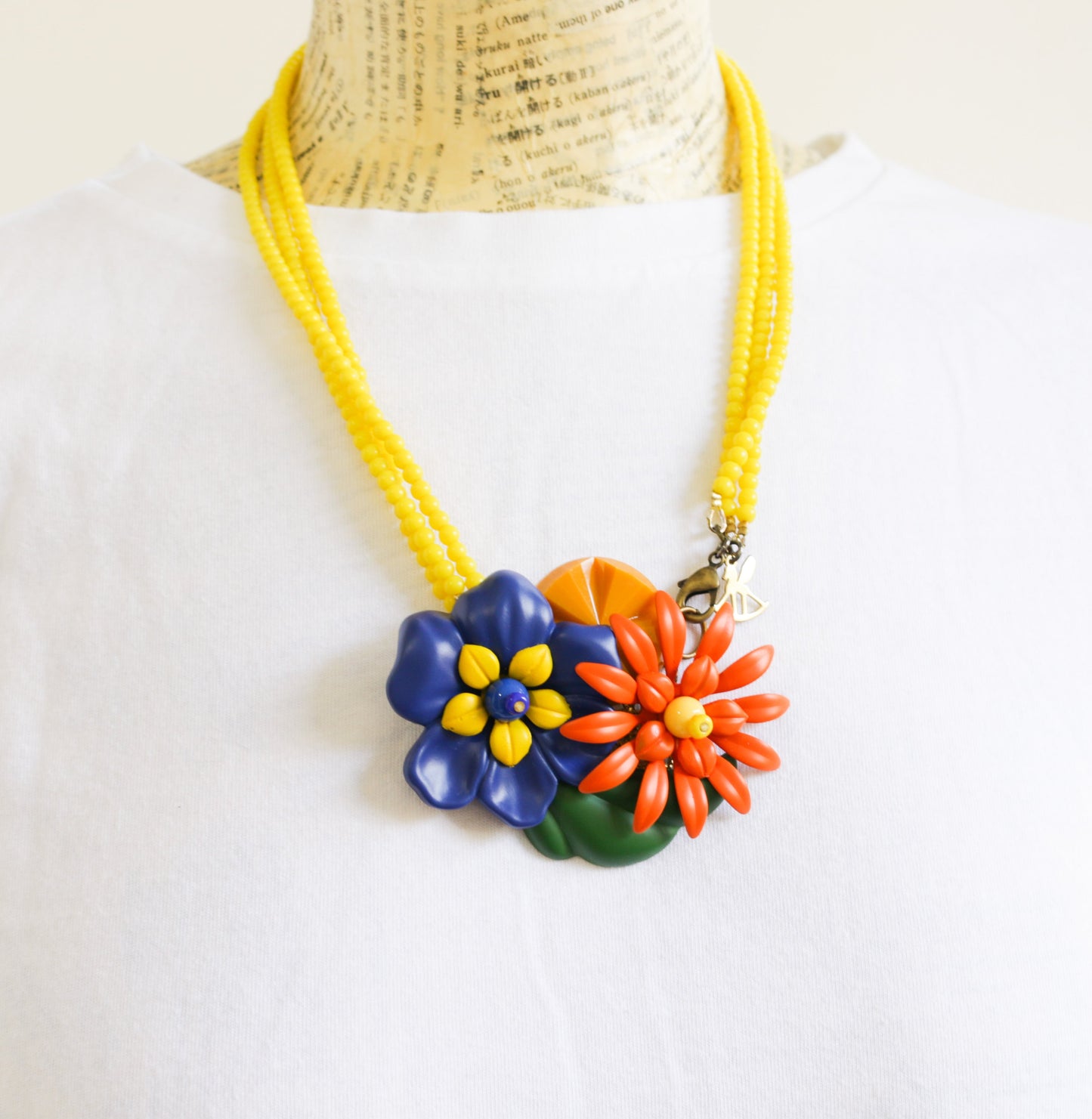 שרשרת חרוזים צהובים עם תליון פרחוני