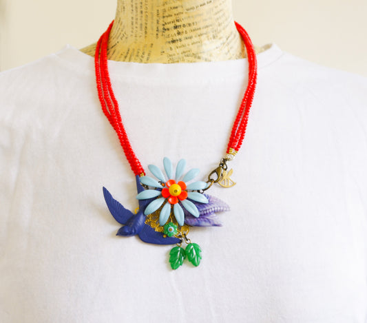 שרשרת חרוזים אדומים קולאז' סנונית ופרחים