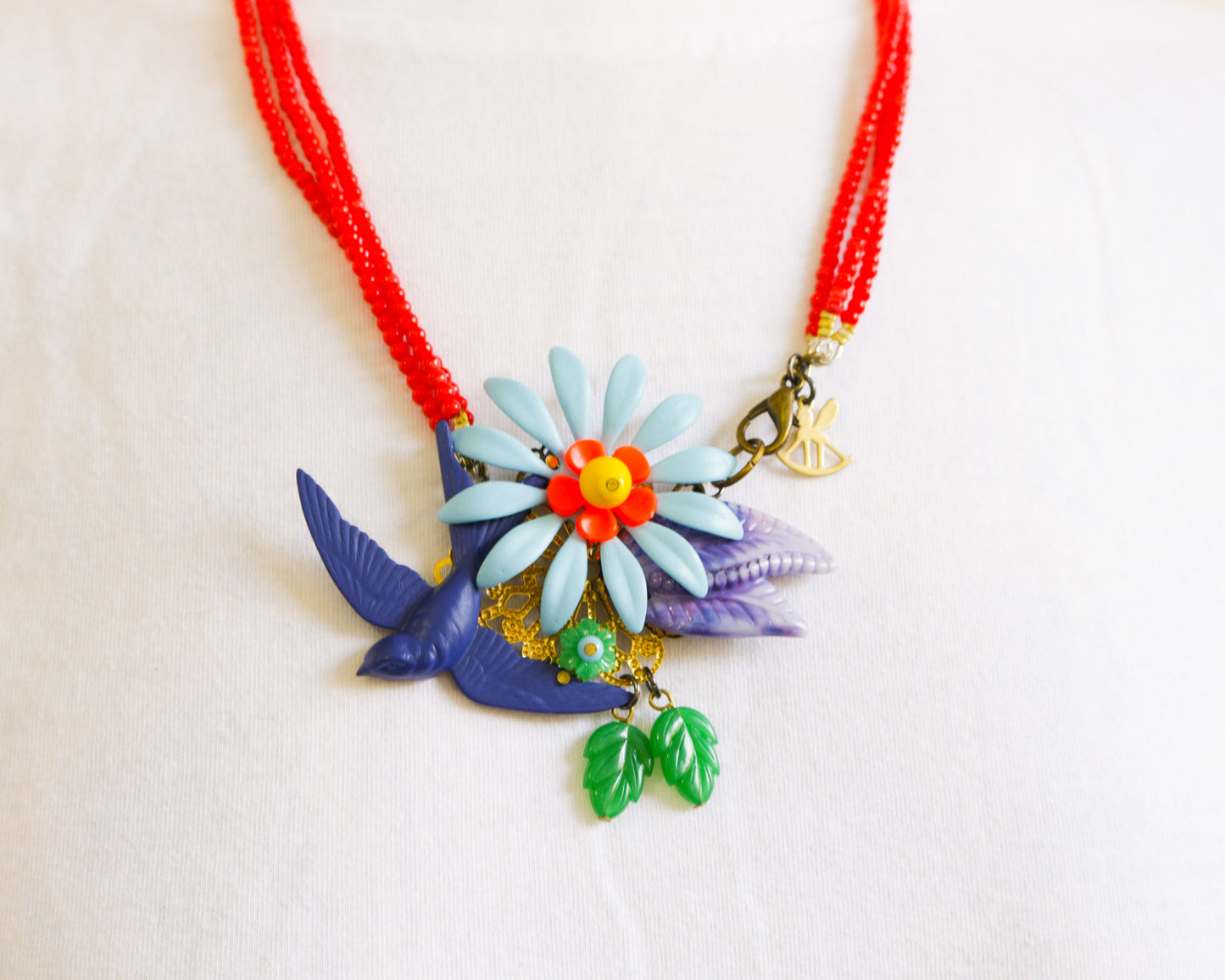 שרשרת חרוזים אדומים קולאז' סנונית ופרחים