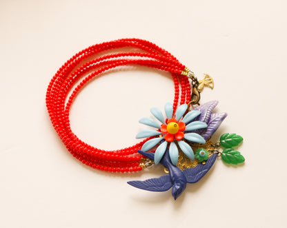 שרשרת חרוזים אדומים קולאז' סנונית ופרחים