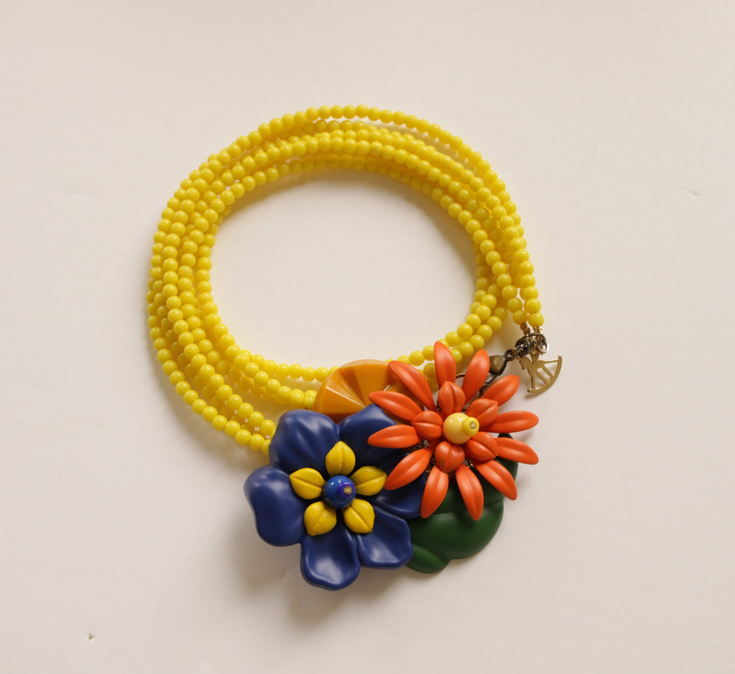 שרשרת חרוזים צהובים עם תליון פרחוני