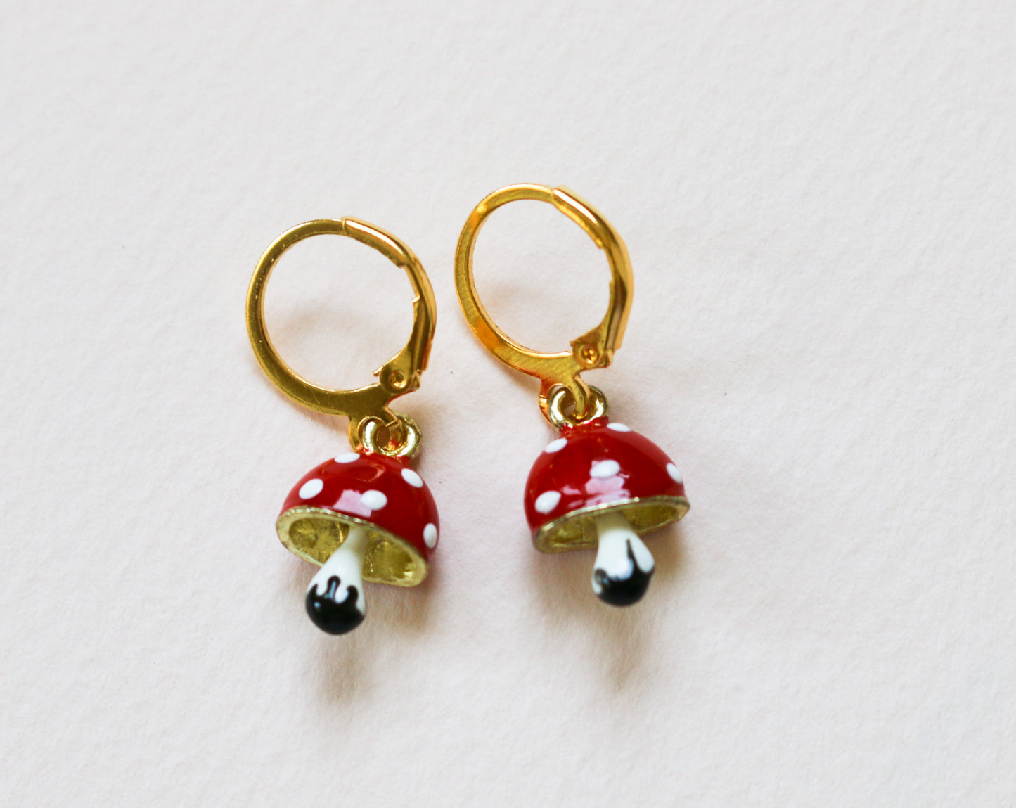 עגילי חישוק קטנים עם תליון פטריה