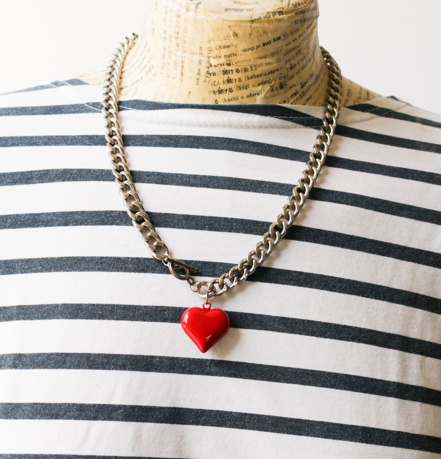 שרשרת גורמט בציפוי כסף עם תליון לב אדום בסגירת טוגל קדמית