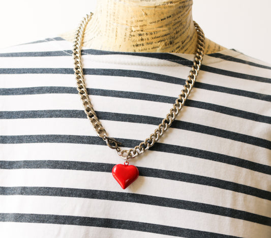 שרשרת גורמט בציפוי כסף עם תליון לב אדום בסגירת טוגל קדמית
