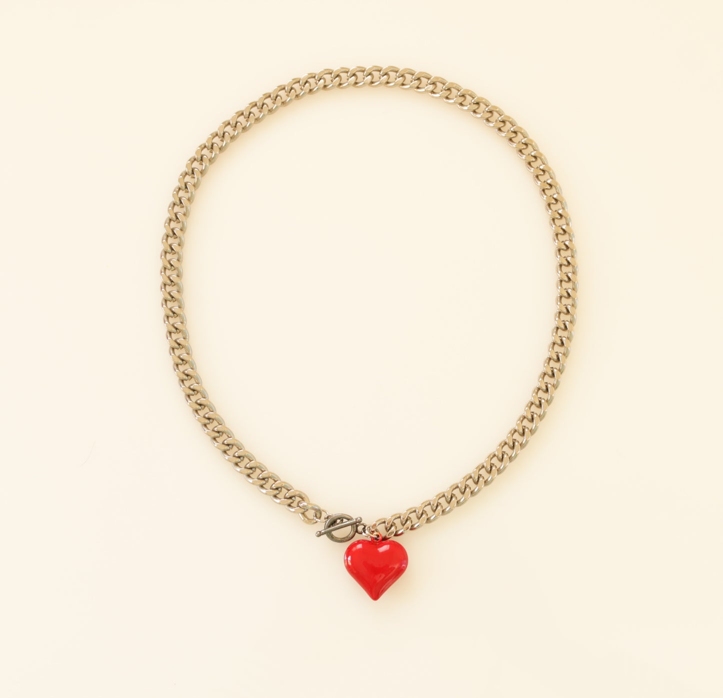 שרשרת גורמט בציפוי כסף עם תליון לב אדום בסגירת טוגל קדמית