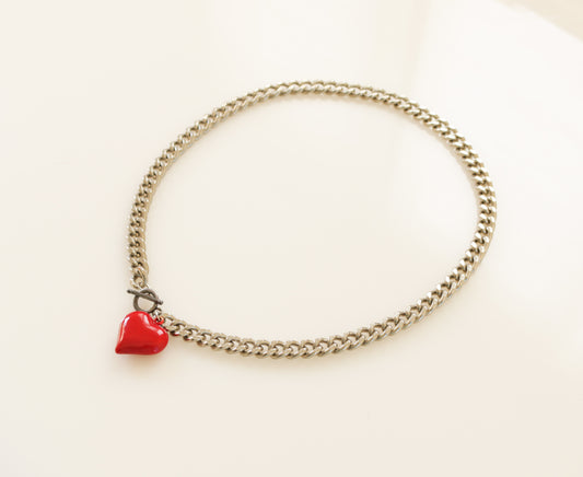שרשרת גורמט בציפוי כסף עם תליון לב אדום בסגירת טוגל קדמית