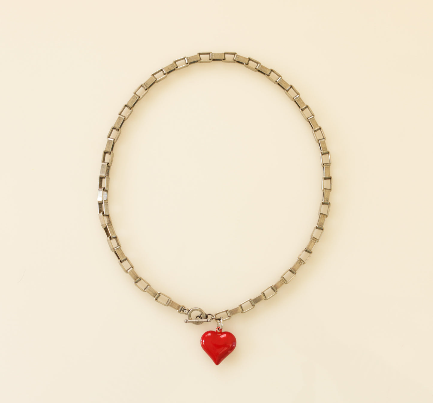 שרשרת חוליה מאורכת בציפוי כסף עם תליון לב אדום תלת מימדי בסגירת טוגל קדמית