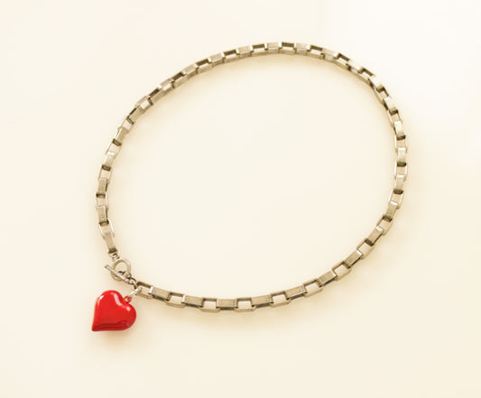 שרשרת חוליה מאורכת בציפוי כסף עם תליון לב אדום תלת מימדי בסגירת טוגל קדמית