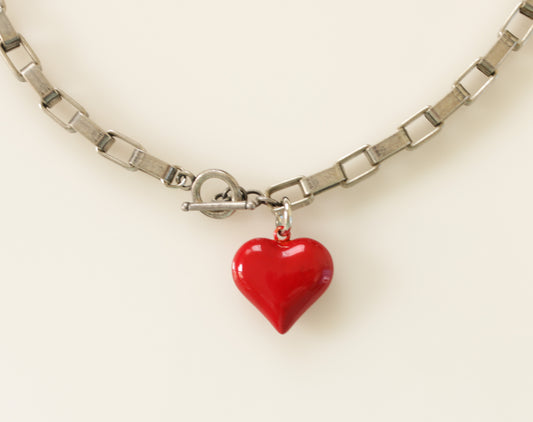 שרשרת חוליה מאורכת בציפוי כסף עם תליון לב אדום תלת מימדי בסגירת טוגל קדמית